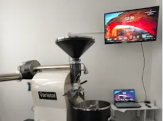 Tueste del café en máquina con perfil de tueste